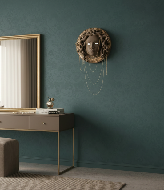 Medusa Duvar Dekoru & Işıklı Takı Tutucu – Mitolojik Sanat ve Fonksiyonelliğin Buluşması